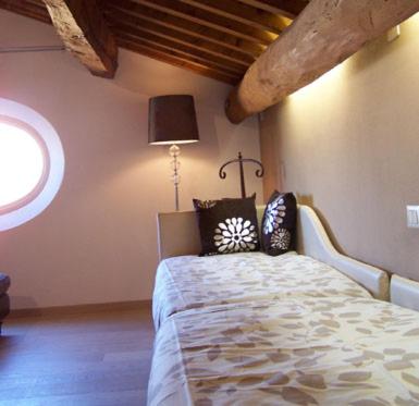 1 dormitorio con 1 cama grande en una habitación en Atmosfera, en Rávena