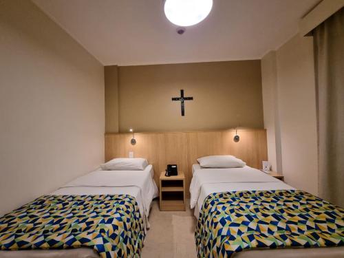 Giường trong phòng chung tại Hotel Rainha dos Apóstolos