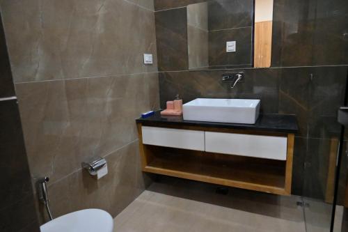 La salle de bains est pourvue d'un lavabo et de toilettes. dans l'établissement Ideal Home stay, à Amritsar