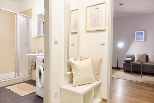 La salle de bains est pourvue d'un lavabo et d'un lave-linge. dans l'établissement Modernes Apartment, Stadtnah, Stellplatz, nähe Mosel, à Coblence