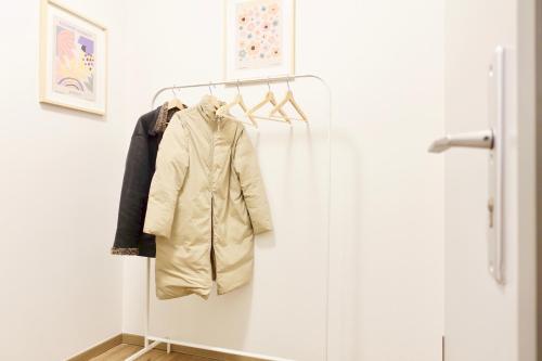 un abrigo colgando de un perchero en una habitación en Modernes Apartment, Stadtnah, Stellplatz, nähe Mosel, en Coblenza