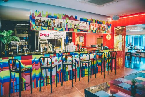 un bar con taburetes coloridos en un restaurante en AMISTAT Island Hostel Ibiza - ALBERGUE JUVENIL en San Antonio