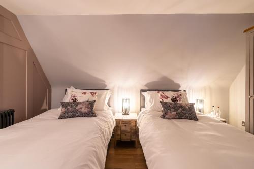 Una cama o camas en una habitación de The Dinton Hermit