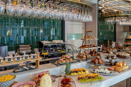 Makanan di atau berdekatan hotel