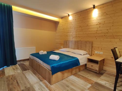 um quarto com uma cama e uma parede de madeira em New Gudauri Loft2 #433 em Gudauri
