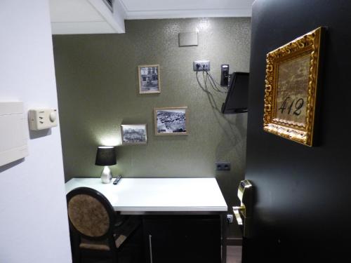 a room with a desk and a clock on the wall at Moderno in Barcelona