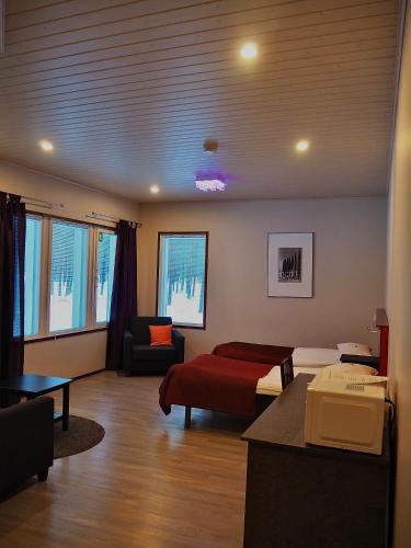 een woonkamer met een bed en een bank bij Safarimajoitus in Kalajoki
