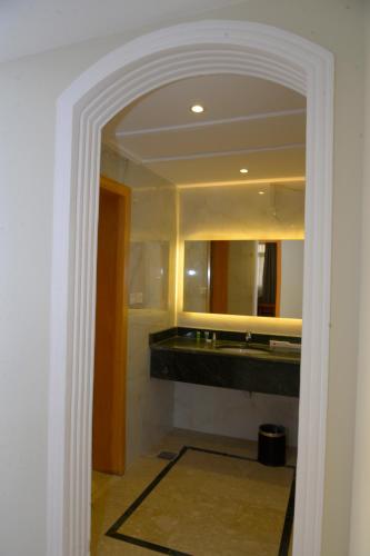 a bathroom with a sink and a mirror at بيوت عطلات التلال الفاخرة للايؤاء السياحي altelal alfakhra holiday homes in Taif