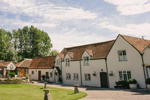 eine Reihe von Cottages in einem Dorf in der Unterkunft Aldwick Estate in Bristol