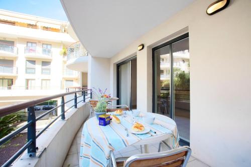 une table sur le balcon d'un bâtiment dans l'établissement PALAIS LIBERTE, à Nice