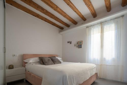 a white bedroom with a bed and a window at Luxury Garden Mansion R&R in Venice