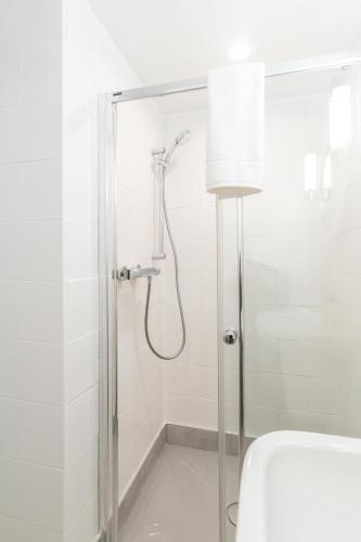 Un baño de The Dinton Hermit