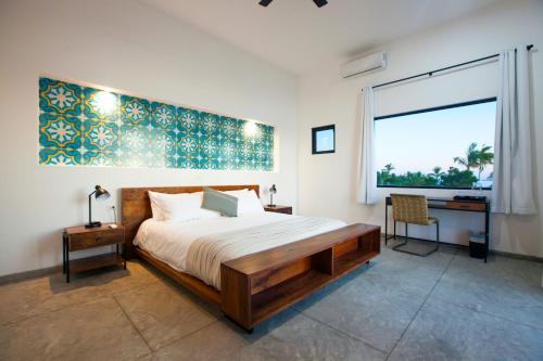 La VentanaHotel Todo Bien的一间卧室，配有一张床、一张书桌和一扇窗户