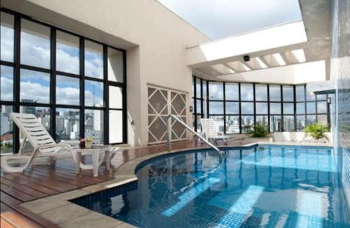 Bazén v ubytování Flat Alameda Lorena - Prédio Ninety - Jardim Paulista nebo v jeho okolí