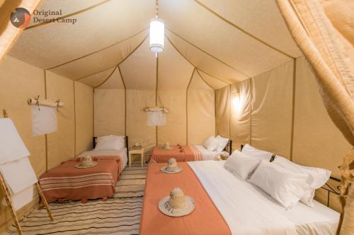 Postel nebo postele na pokoji v ubytování Original Desert Camp