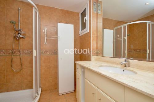 bagno con doccia, lavandino e specchio di Catalunya C-3 a Platja  d'Aro