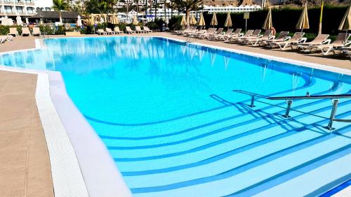 Πισίνα στο ή κοντά στο OCEANFRONT DELUXE-45m,HEATED POOLs,2AirCondition, 2TV-65",DISHWASHER,600mb,Lift,Amadores View !