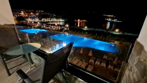 Πισίνα στο ή κοντά στο OCEANFRONT DELUXE-45m,HEATED POOLs,2AirCondition, 2TV-65",DISHWASHER,600mb,Lift,Amadores View !