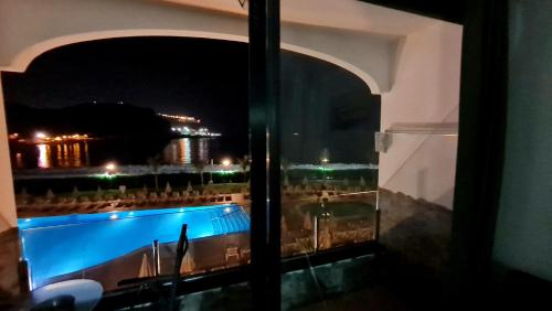 Πισίνα στο ή κοντά στο OCEANFRONT DELUXE-45m,HEATED POOLs,2AirCondition, 2TV-65",DISHWASHER,600mb,Lift,Amadores View !