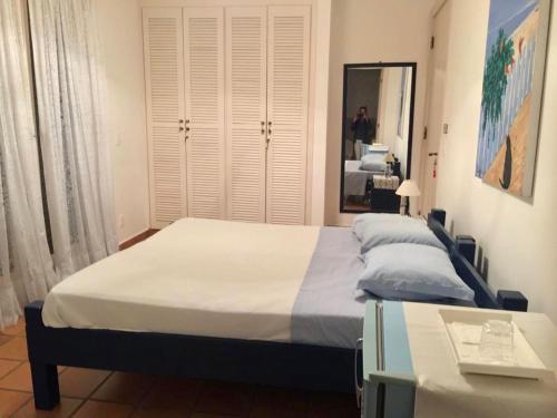 A bed or beds in a room at Villa Mare Residence