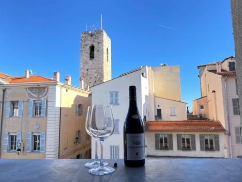 Nice Renting - MASSENA - LOFT - HEART of VIEIL ANTIBES - THE MARKET WITH SEA VIEW photo 20