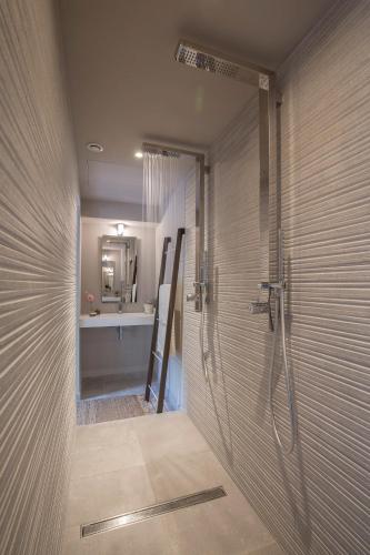 une salle de bain avec une douche à l'italienne et un lavabo dans l'établissement Apparts Et Lofts Bistrot Des Alpilles, à Saint-Rémy-de-Provence