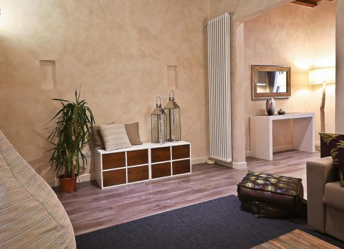 un soggiorno con un divano e un tavolo di Apartments Florence - Giglio santa trinita a Firenze