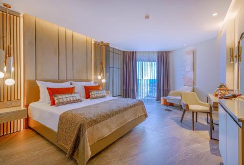 una habitación de hotel con una cama y un escritorio en Calyptus Kirman Premium - Ultra All Inclusive, en Side