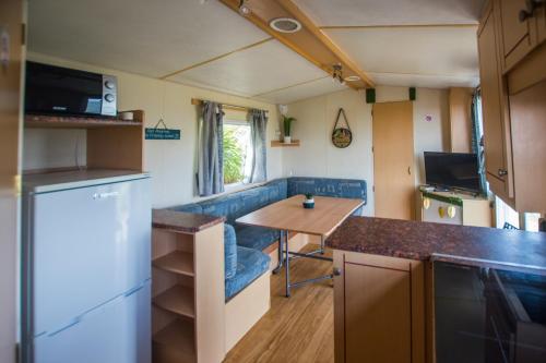 Köök või kööginurk majutusasutuses Waterfront 2 Bedroom MobilHome