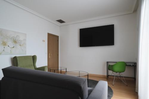 Una televisión o centro de entretenimiento en Hotel Urdanibia Park