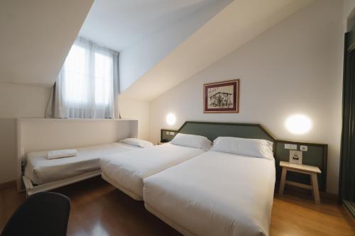 Cama o camas de una habitación en Hotel Urdanibia Park