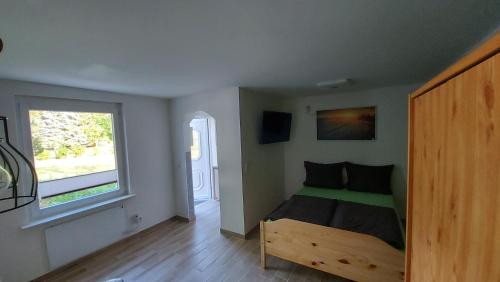 una camera con letto e finestra di Ferienwohnung Hase und Igel a Sundhagen-Niederhof