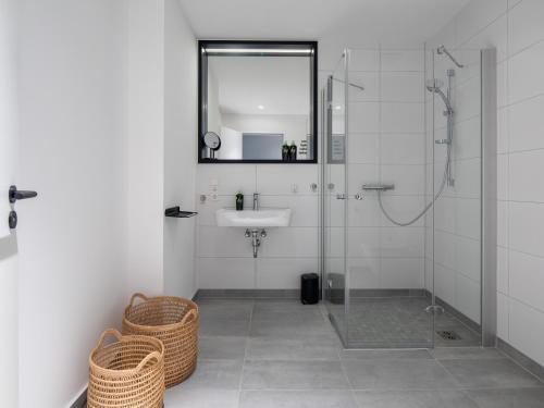 y baño con ducha acristalada y lavamanos. en limehome Erfurt Maximilian Welsch Str, en Erfurt