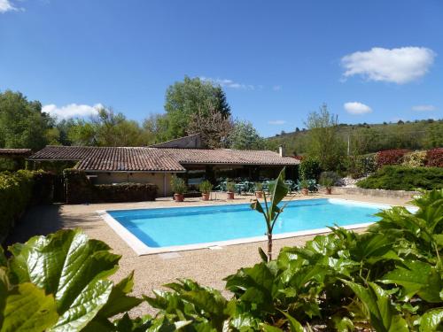 une piscine devant une maison dans l'établissement Camping La Vaugelette - Drôme, à Montclar Sur Gervanne