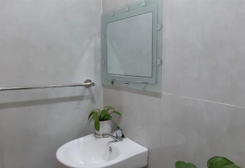 Bathroom sa Casa Erelle -1 Bedroom guest house w/ modern kubo