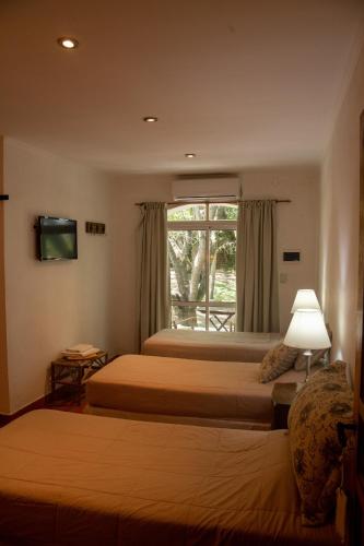 เตียงในห้องที่ La Mansa Riverside