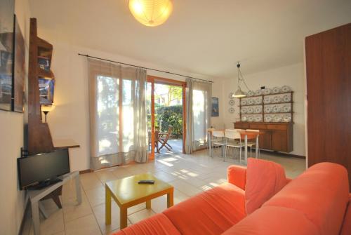 カスティリョンチェッロにあるCase Vacanze Villa Marinaのリビングルーム(オレンジ色のソファ、テーブル付)