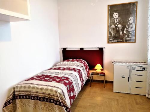 een slaapkamer met een bed in een kamer bij Appartamento con 3 camere in centro Aosta CIR-AOSTA-0325 in Aosta