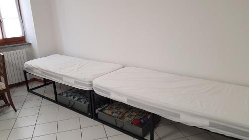 een bed op een plank in een kamer bij Appartamenti Sella&Mosso! Vespolina in Mosso Santa Maria