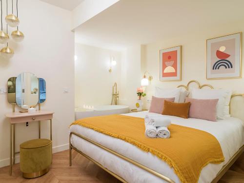une chambre avec un grand lit et une salle de bain dans l'établissement The Margarette Suite, à Paris