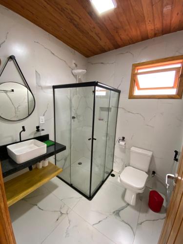 バーハ・グランデにあるVilla Bromélia - Barra Grandeのバスルーム(ガラス張りのシャワー、トイレ付)