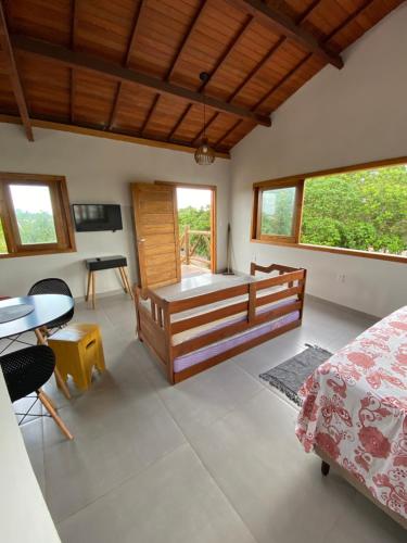 バーハ・グランデにあるVilla Bromélia - Barra Grandeのベッドルーム1室(ベッド1台、テーブル付)、