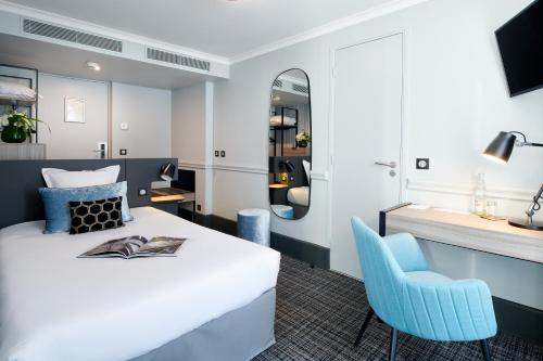 a hotel room with a bed and a blue chair at Hotel Vacances Bleues Provinces Opera in Paris