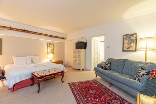 a bedroom with a bed and a blue couch at Attractive 2BR flat in Little Venice, Maida Vale in London