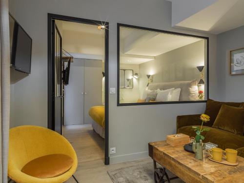- un salon avec un miroir et un canapé dans l'établissement Fabulous Grey, à Paris