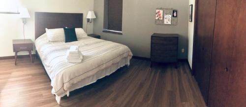 Ένα ή περισσότερα κρεβάτια σε δωμάτιο στο Your Downtown Rapid City Base Camp!
