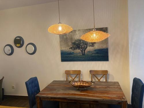 jadalnia z drewnianym stołem i dwoma światłami w obiekcie La Charola w mieście Úbeda