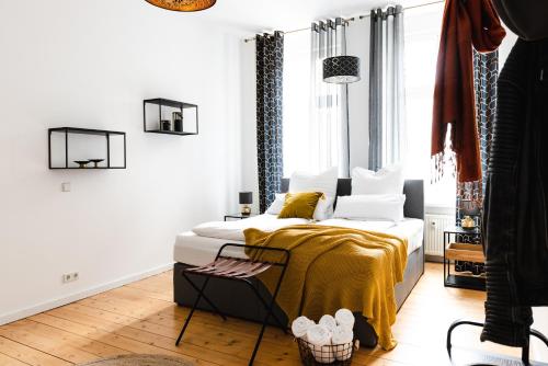 a bedroom with a bed with a yellow blanket on it at 4-Zi Urban Design 120m² BRANDNEW 200Mbit in Berlin