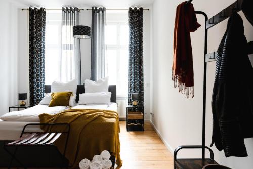 a bedroom with a bed and a window at 4-Zi Urban Design 120m² BRANDNEW 200Mbit in Berlin