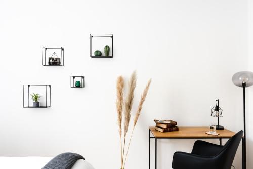 a room with a desk and a chair next to a wall at 4-Zi Urban Design 120m² BRANDNEW 200Mbit in Berlin